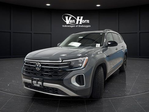 Used 2025 Volkswagen Atlas Peak Edition SE image 7