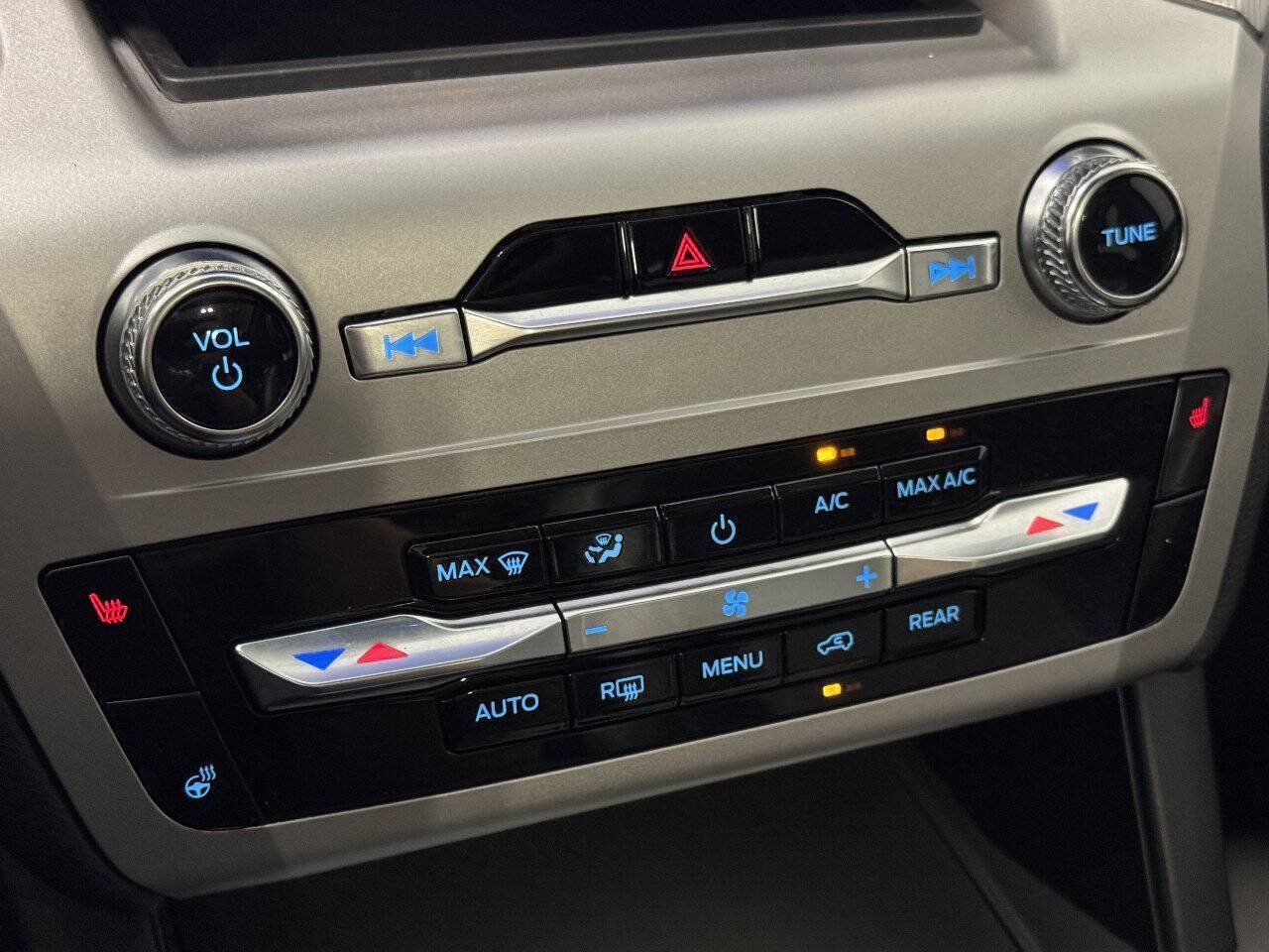 Used 2022 Ford Explorer XLT w/ XLT Sport Appearance Package AWD/4WD image 37