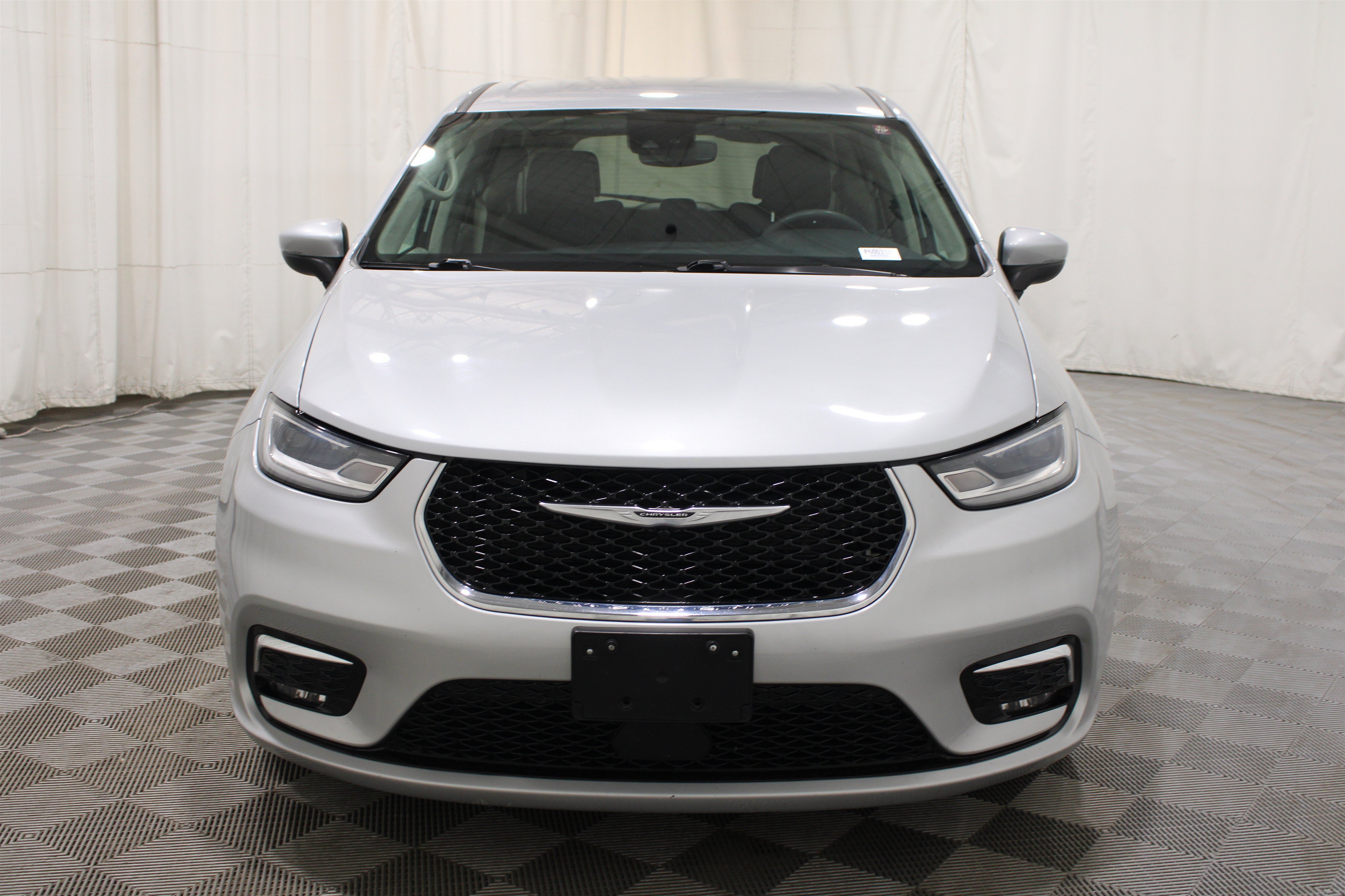 Used 2023 Chrysler Pacifica Touring-L FWD image 36