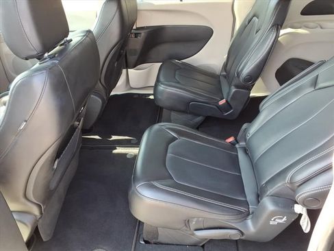 Used 2023 Chrysler Pacifica Touring-L image 13