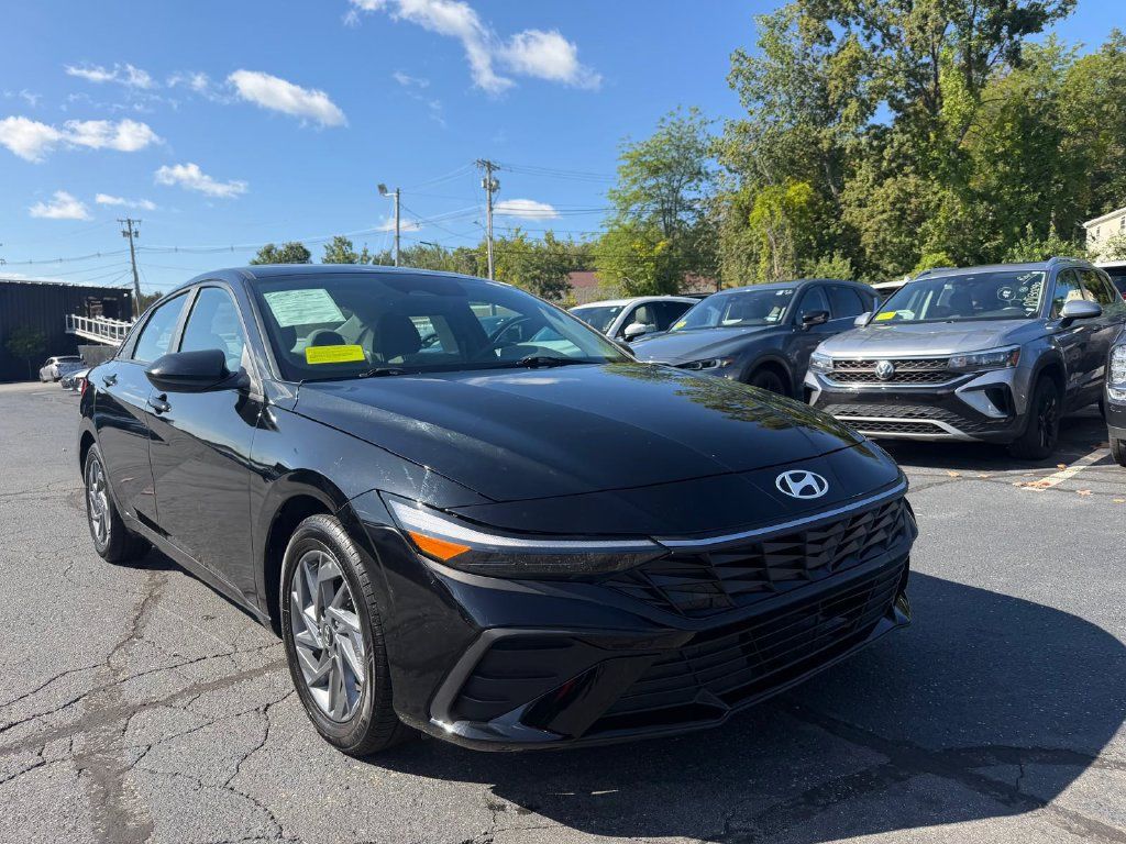Used 2024 Hyundai Elantra SEL FWD image 7