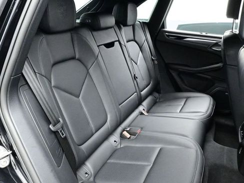 Certified 2025 Porsche Macan AWD/4WD image 17