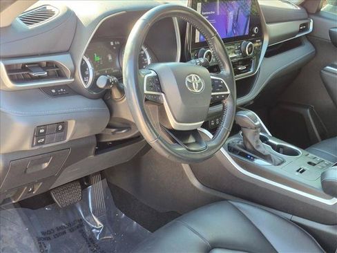 Used 2023 Toyota Highlander XLE FWD image 9