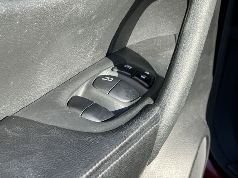 Used 2015 Nissan Rogue SV w/ SV Moonroof Package image 12