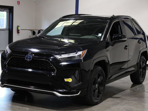 Used 2022 Toyota RAV4 SE w/ Weather & Moonroof Package AWD/4WD image 8