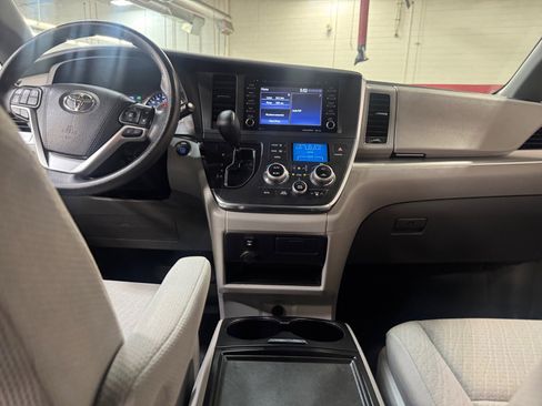 Used 2019 Toyota Sienna LE w/ LE Preferred Package image 20