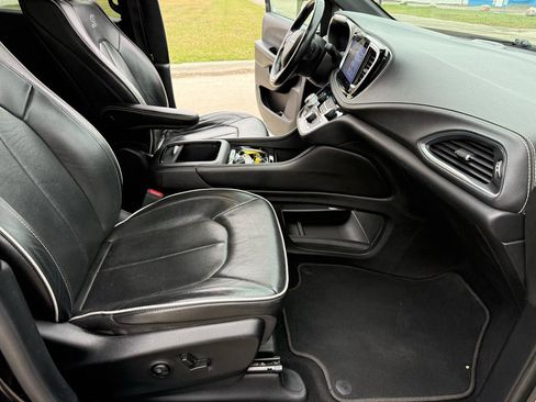 Used 2021 Chrysler Pacifica Limited w/ Uconnect Theater Family Group image 32