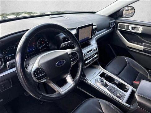 Used 2022 Ford Explorer XLT w/ Equipment Group 202A image 8
