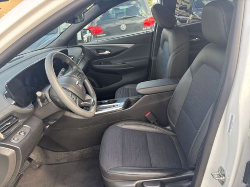 Used 2025 Buick Envista Preferred image 24