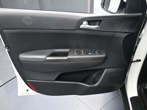 Used 2020 Kia Sportage LX image 12
