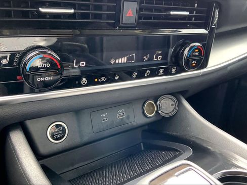 Used 2022 Nissan Rogue SV w/ SV Premium Package FWD image 35