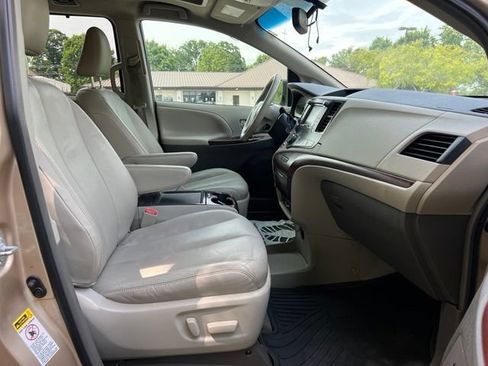 Used 2013 Toyota Sienna XLE w/ Premium Pkg FWD image 21