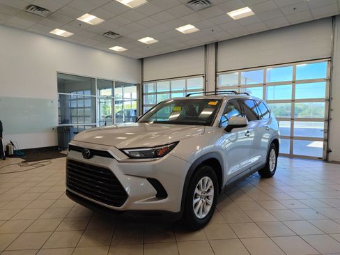 Used 2024 Toyota Grand Highlander XLE image 9