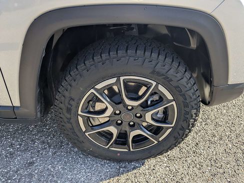 Used 2025 Jeep Compass Trailhawk AWD/4WD image 11
