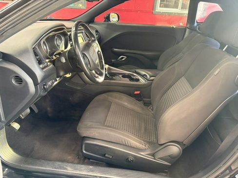Used 2015 Dodge Challenger SXT RWD image 7