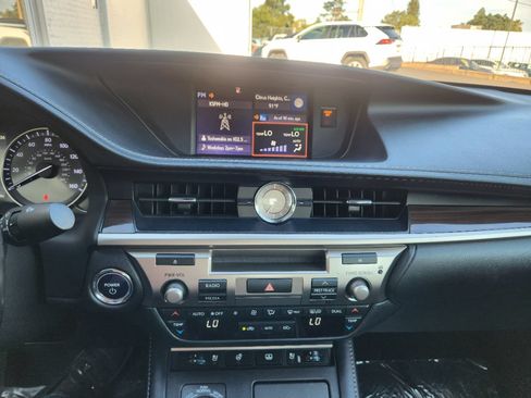Used 2018 Lexus ES 300h w/ Luxury Package FWD image 12