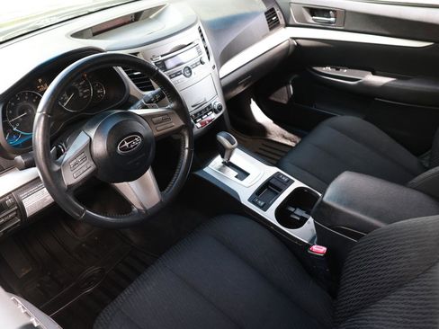 Used 2010 Subaru Outback 2.5i Premium AWD/4WD image 4