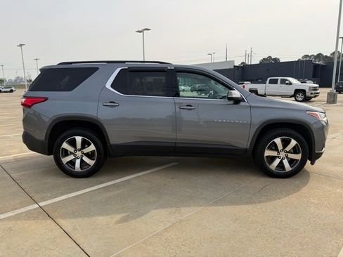 Used 2020 Chevrolet Traverse LT w/ LT Premium Package image 6