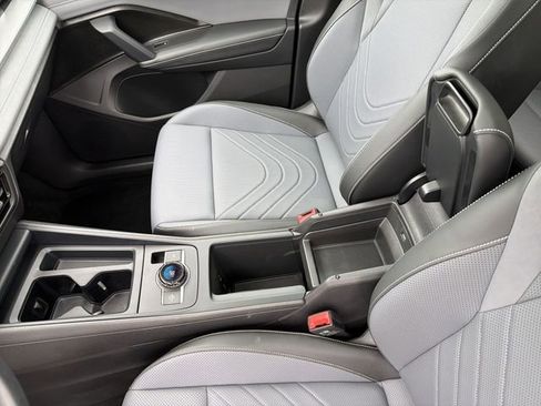 Used 2025 Volkswagen Tiguan SE w/ Panoramic Sunroof Package image 22