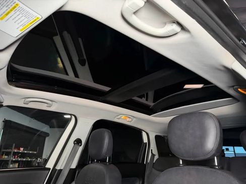 Used 2017 FIAT 500L Trekking w/ Dual-Pane Sunroof Package FWD image 23