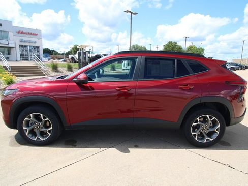 Used 2025 Chevrolet Trax LT FWD image 15