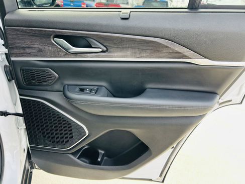 Used 2023 Jeep Grand Cherokee Limited w/ Luxury Tech Group II image 33