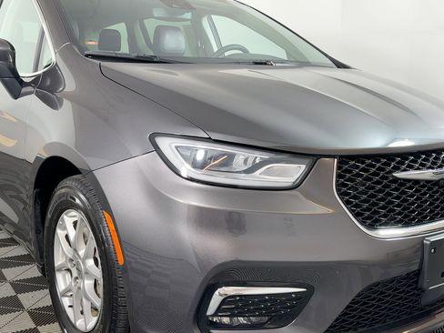 Used 2023 Chrysler Pacifica Touring-L image 9