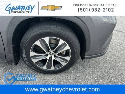 Used 2022 Toyota Highlander XLE AWD/4WD image 12