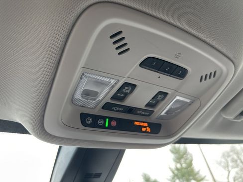 Used 2020 Chevrolet Traverse Premier image 32