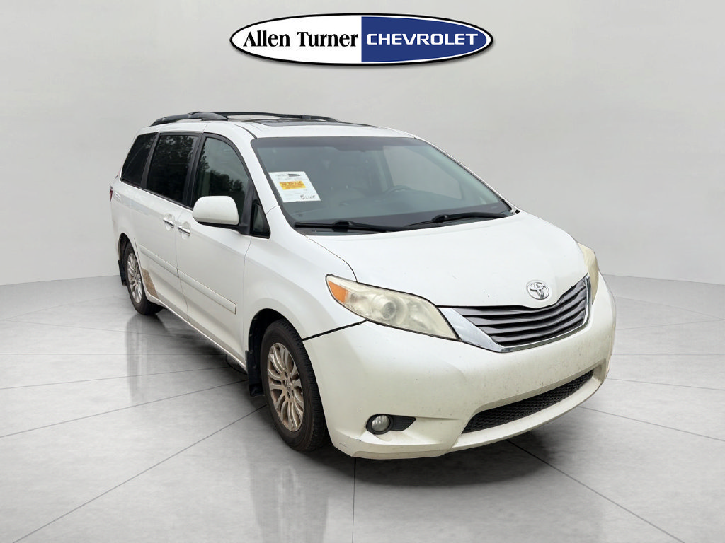 Used 2015 Toyota Sienna XLE FWD image 2