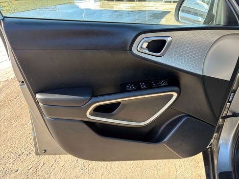 Used 2025 Kia Soul LX w/ LX Technology Package image 18