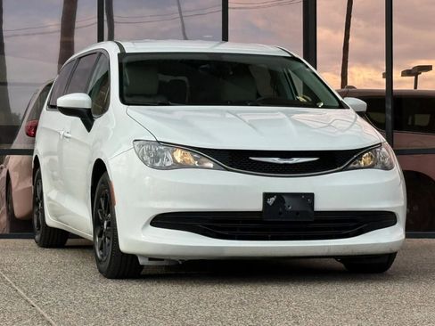 Used 2017 Chrysler Pacifica Touring FWD image 17