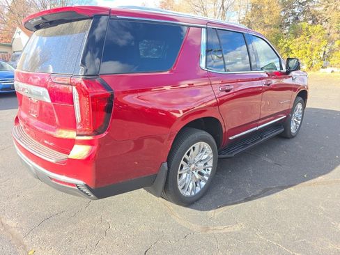 Used 2024 GMC Yukon SLT w/ SLT Luxury Package image 5