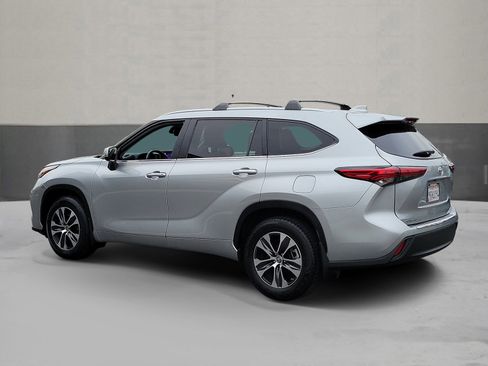 Used 2023 Toyota Highlander XLE FWD image 4