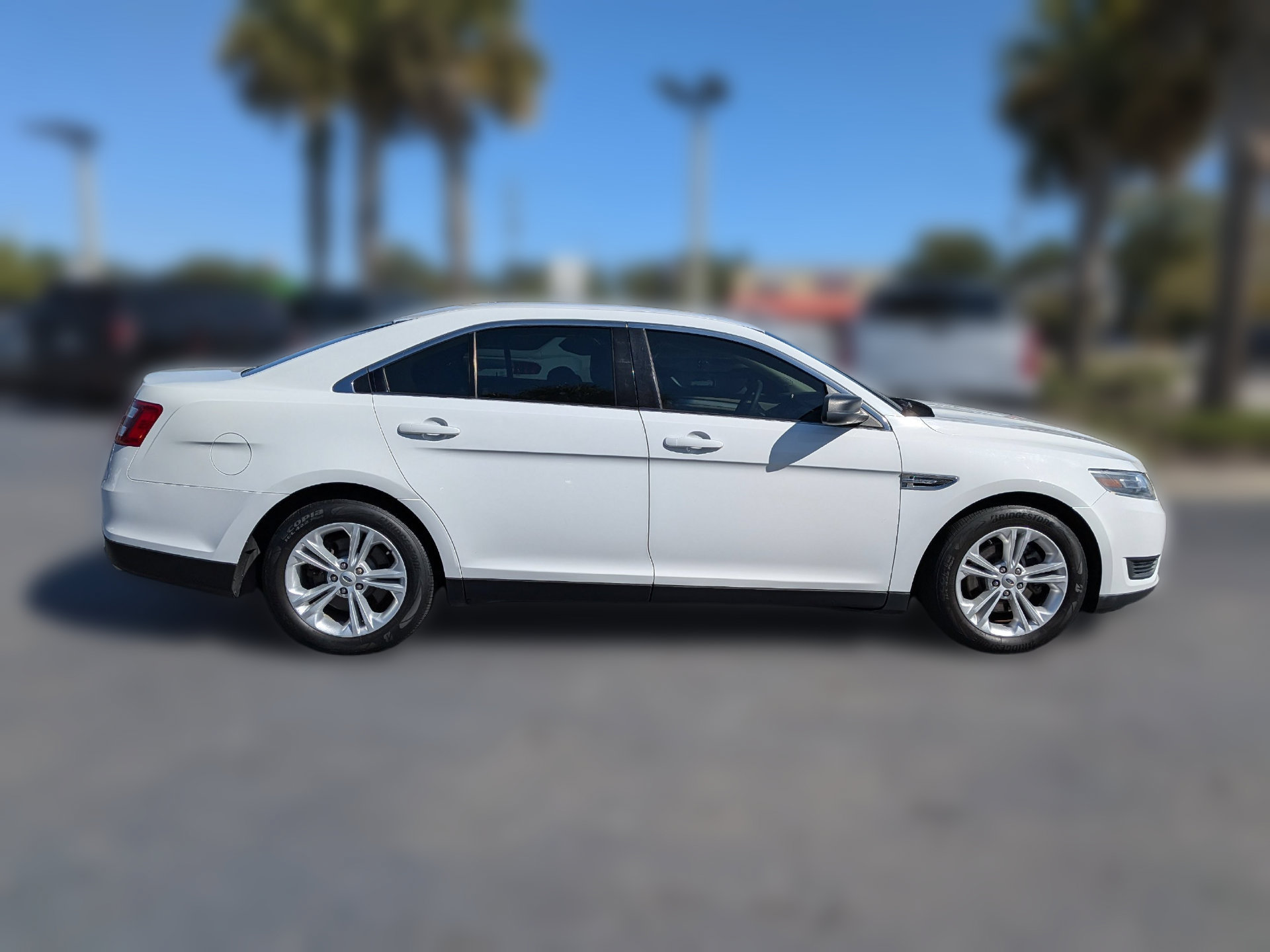 Used 2015 Ford Taurus SE FWD image 3