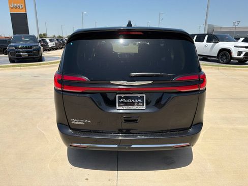 Used 2023 Chrysler Pacifica Touring-L FWD image 4