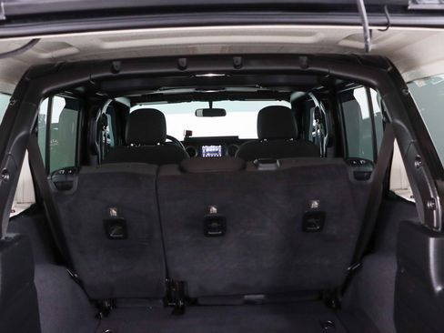 Used 2018 Jeep Wrangler Unlimited Sport S image 29