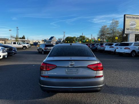 Used 2016 Volkswagen Passat 1.8T w/ Lighting Package image 4