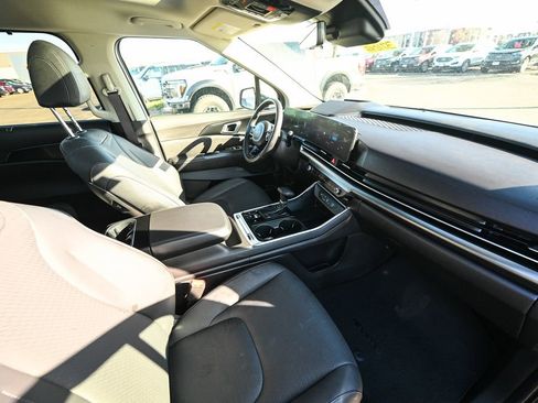 Used 2025 Kia Carnival SX Prestige image 24
