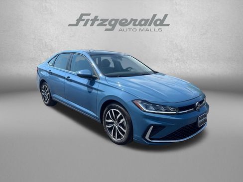 Used 2025 Volkswagen Jetta SE FWD image 2