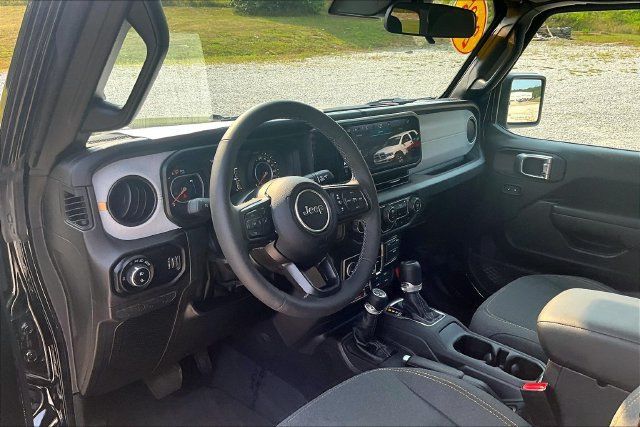 Used 2025 Jeep Gladiator Sport AWD/4WD image 11