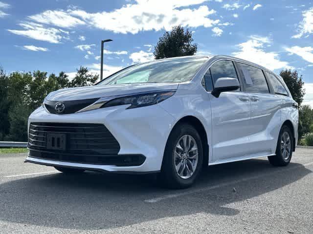 Used 2026 Toyota Sienna LE AWD/4WD image 27