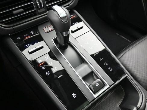 New 2026 Porsche Macan image 21