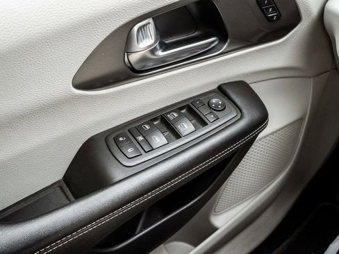 Used 2023 Chrysler Pacifica Touring-L FWD image 15