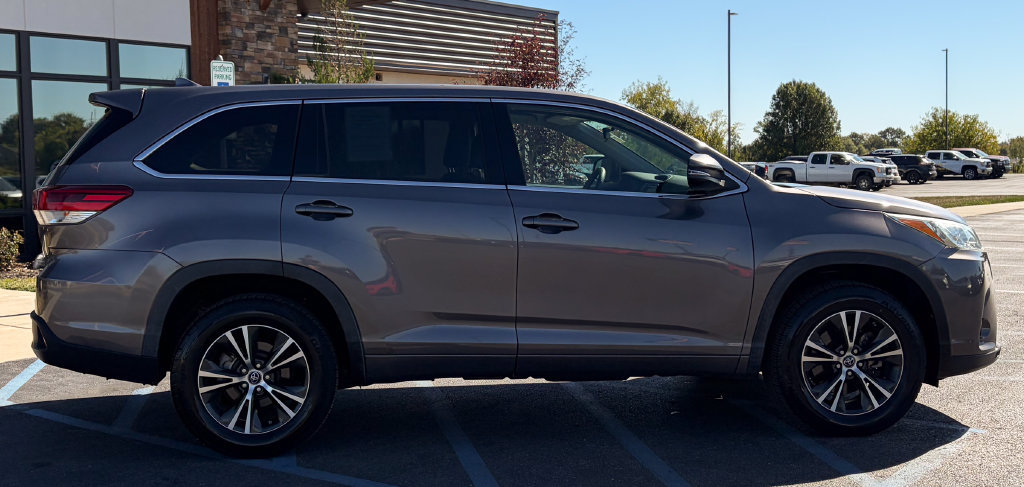 Used 2018 Toyota Highlander Plus FWD image 12