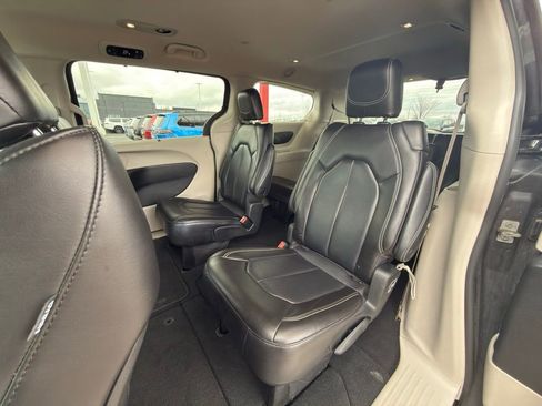 Used 2023 Chrysler Pacifica Touring-L image 21