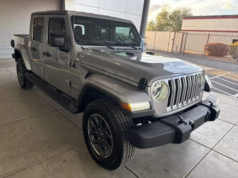 Used 2020 Jeep Gladiator Overland image 3