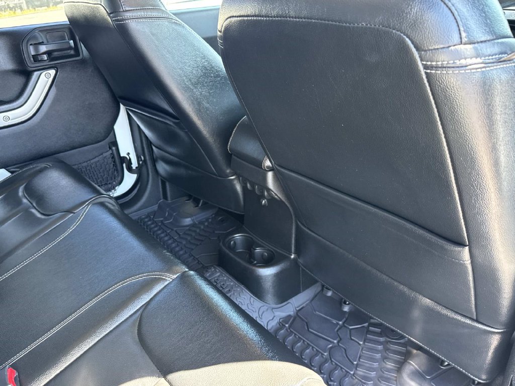Used 2015 Jeep Wrangler Unlimited Rubicon AWD/4WD image 24