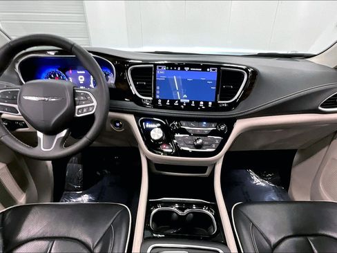 Used 2024 Chrysler Pacifica Limited FWD image 16