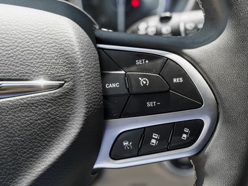 Used 2023 Chrysler Pacifica Touring-L FWD image 17